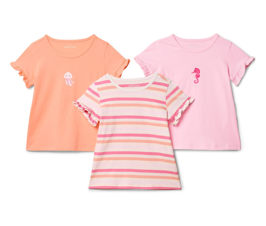 Tři trička Happy Kids leží na bílém pozadí. Oranžové tričko s medúzou, pruhované tričko a růžové tričko s mořským koníkem.