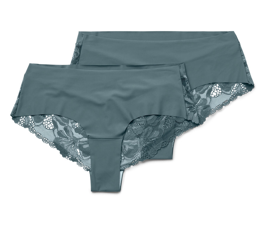 Dvoje šedomodrých dámských kalhotek s krajkovými detaily leží na sobě.