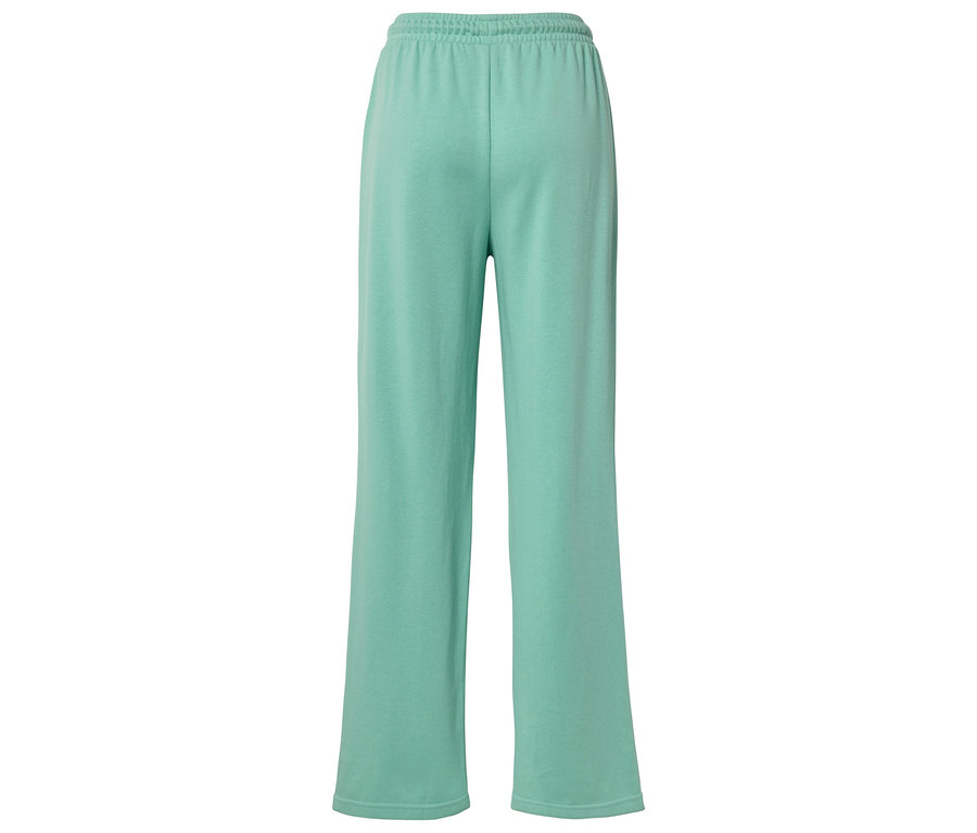 Pohled zezadu na světle zelené volné kalhoty s elastickým pasem.