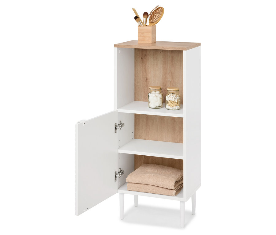 Bílá koupelnová skříňka s otevřenými dveřmi. Nahoře jsou kosmetické přípravky, uvnitř police s vatovými tampony, vatovými tyčinkami a ručníky.