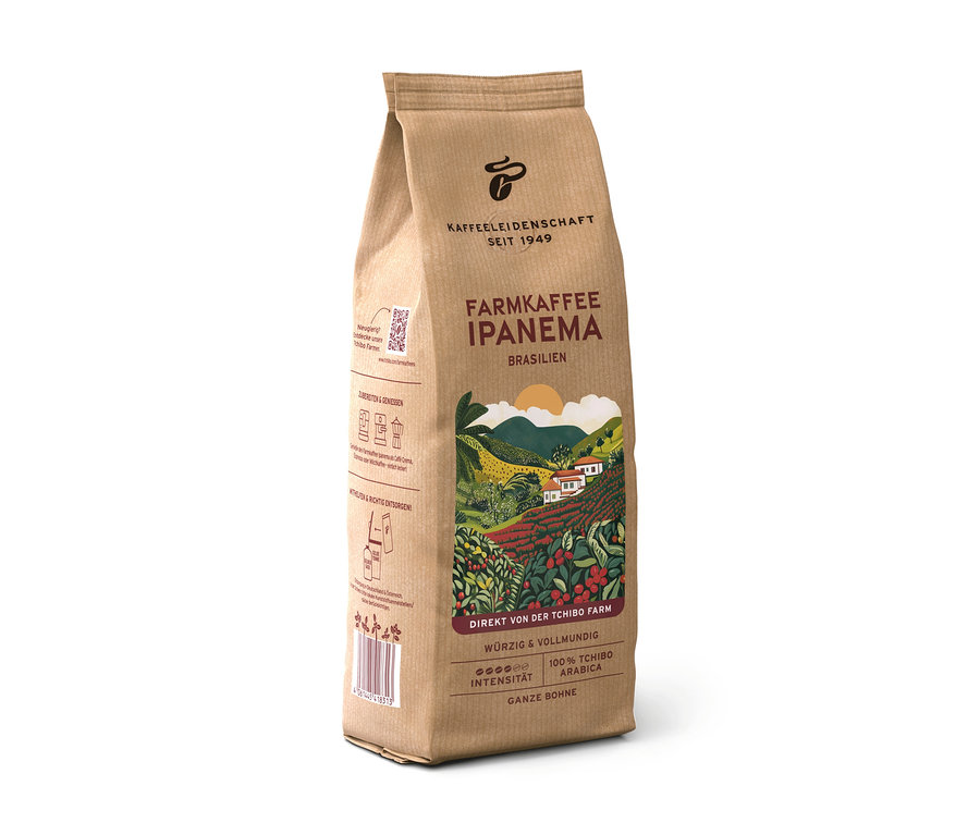 Hnědý papírový sáček kávy Farmkaffee Ipanema s ilustrací brazilské kávové plantáže, označený jako „Ganze Bohne“ (celá zrna) a „100% Tchibo Arabica“.