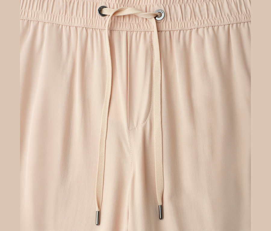 Detail béžových 7/8 kalhot culottes Street One s elastickým pasem a béžovou stahovací šňůrkou se stříbrnými konci.
