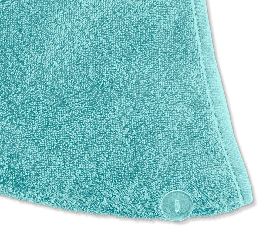 Detail tyrkysového ručníkového turbanu.