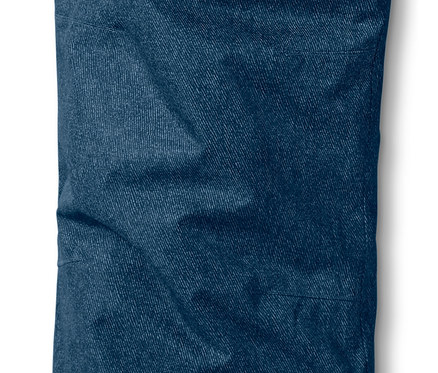 Detailní záběr na módní lyžařské kalhoty v džínovém vzhledu.