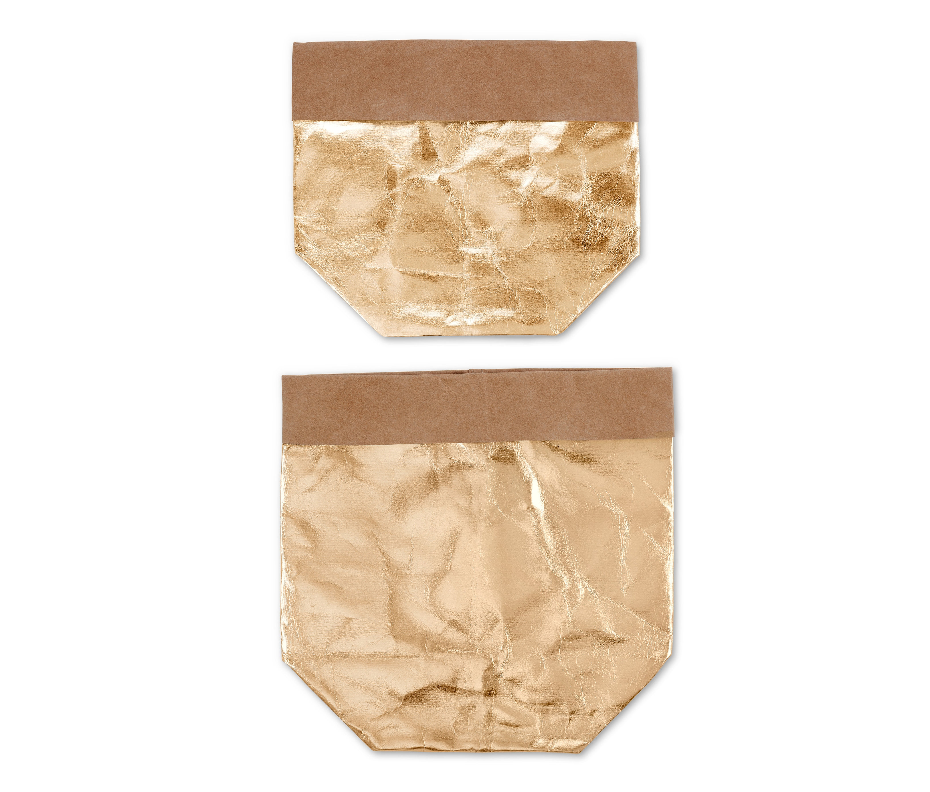 Dva zlaté úložné košíky.