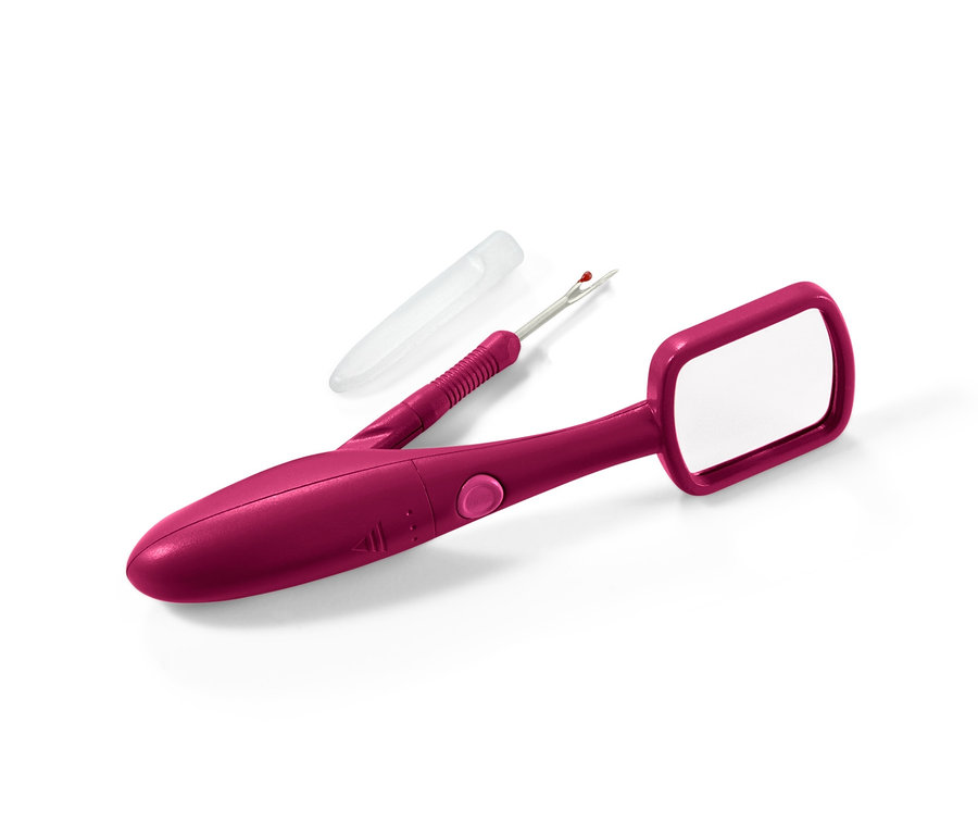 Detail fialového páráčku s lupou a LED osvětlením na bílém pozadí.