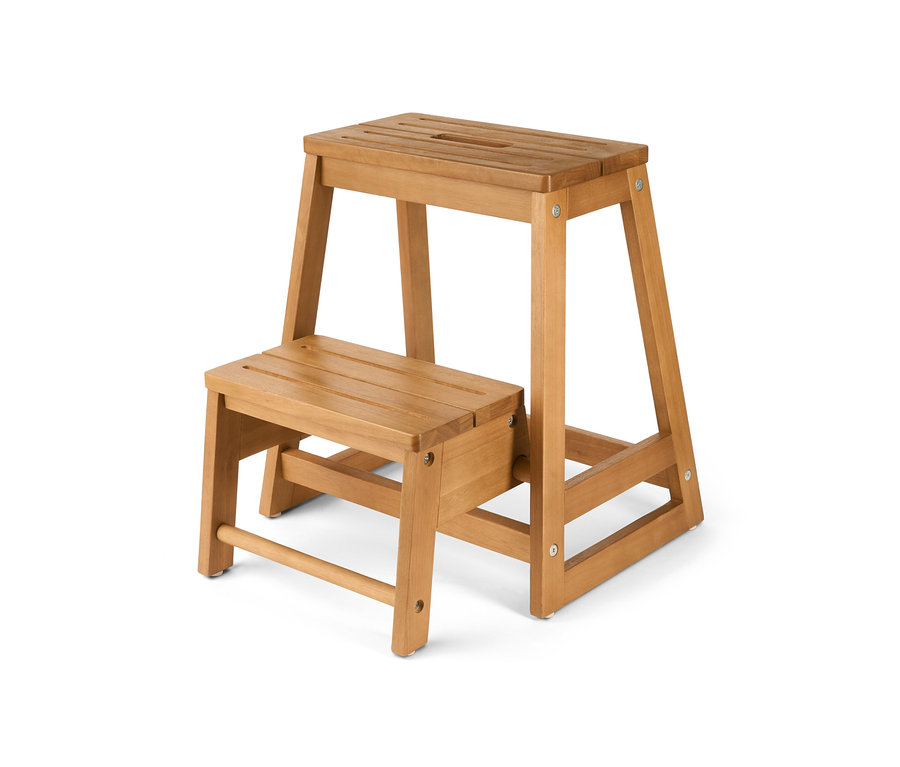 Dřevěný skládací schůdek na bílém pozadí.
