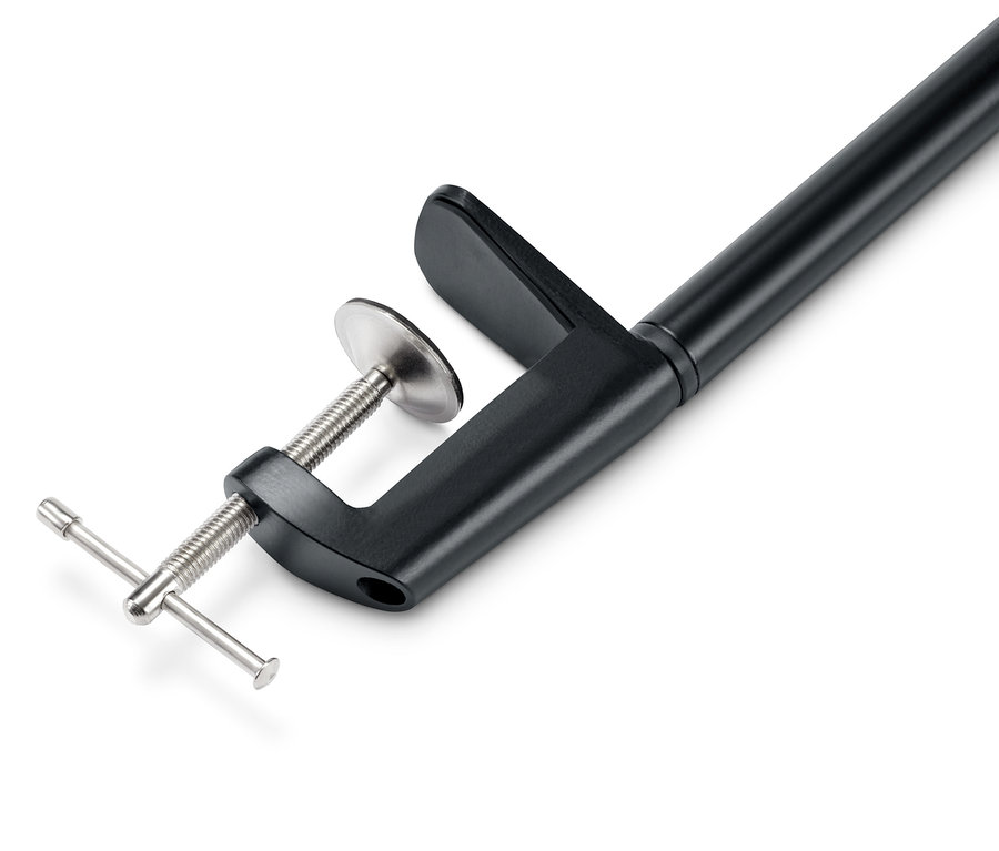 Černá dekorační konstrukce nad stůl, včetně světelného řetězu s LED.