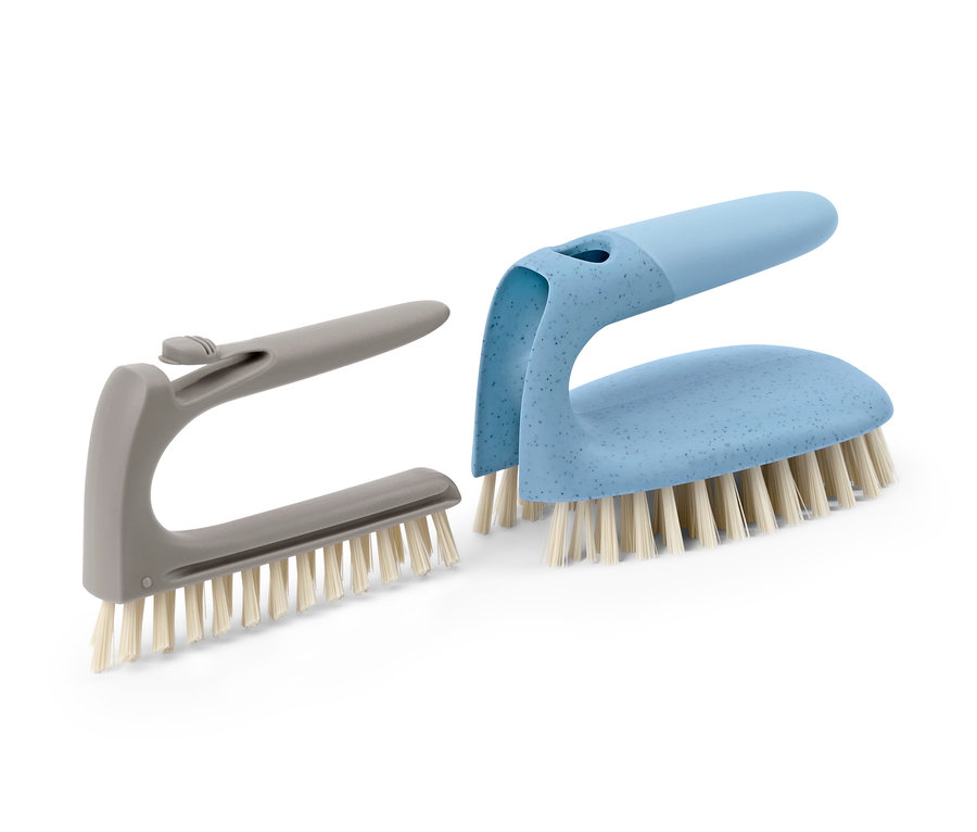 Dva kartáče na podlahu 2 v 1: šedý a modrý.