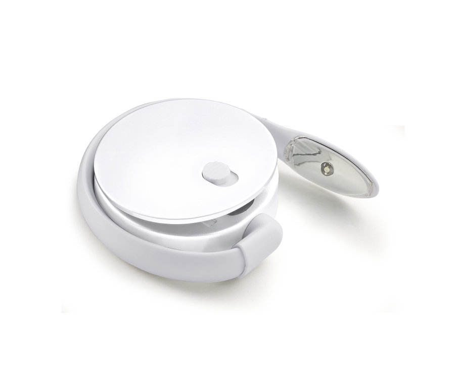 Bílá LED lampička na čtení ve složeném stavu.