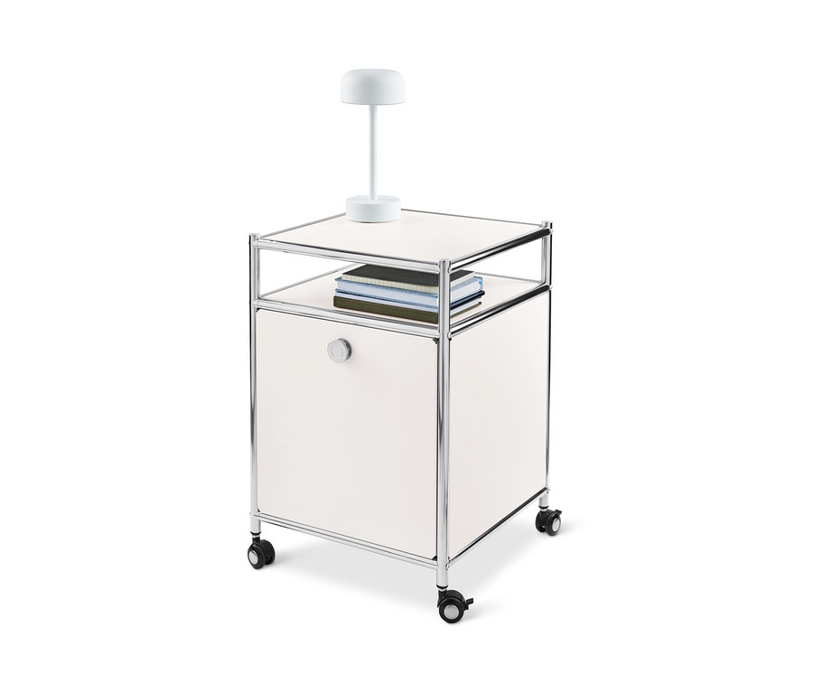 Bílý kovový kontejner na kolečkách CN3 s výklopnými dvířky.