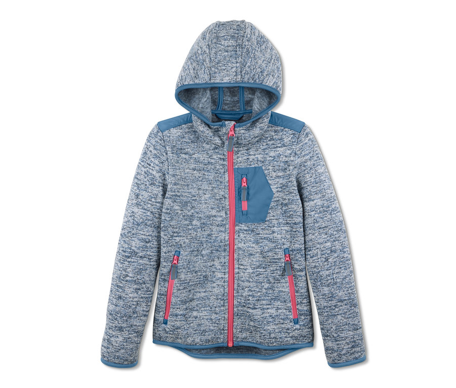 Modrá bunda z pleteného fleecu s kapucí z recyklovaného materiálu má růžový zip.