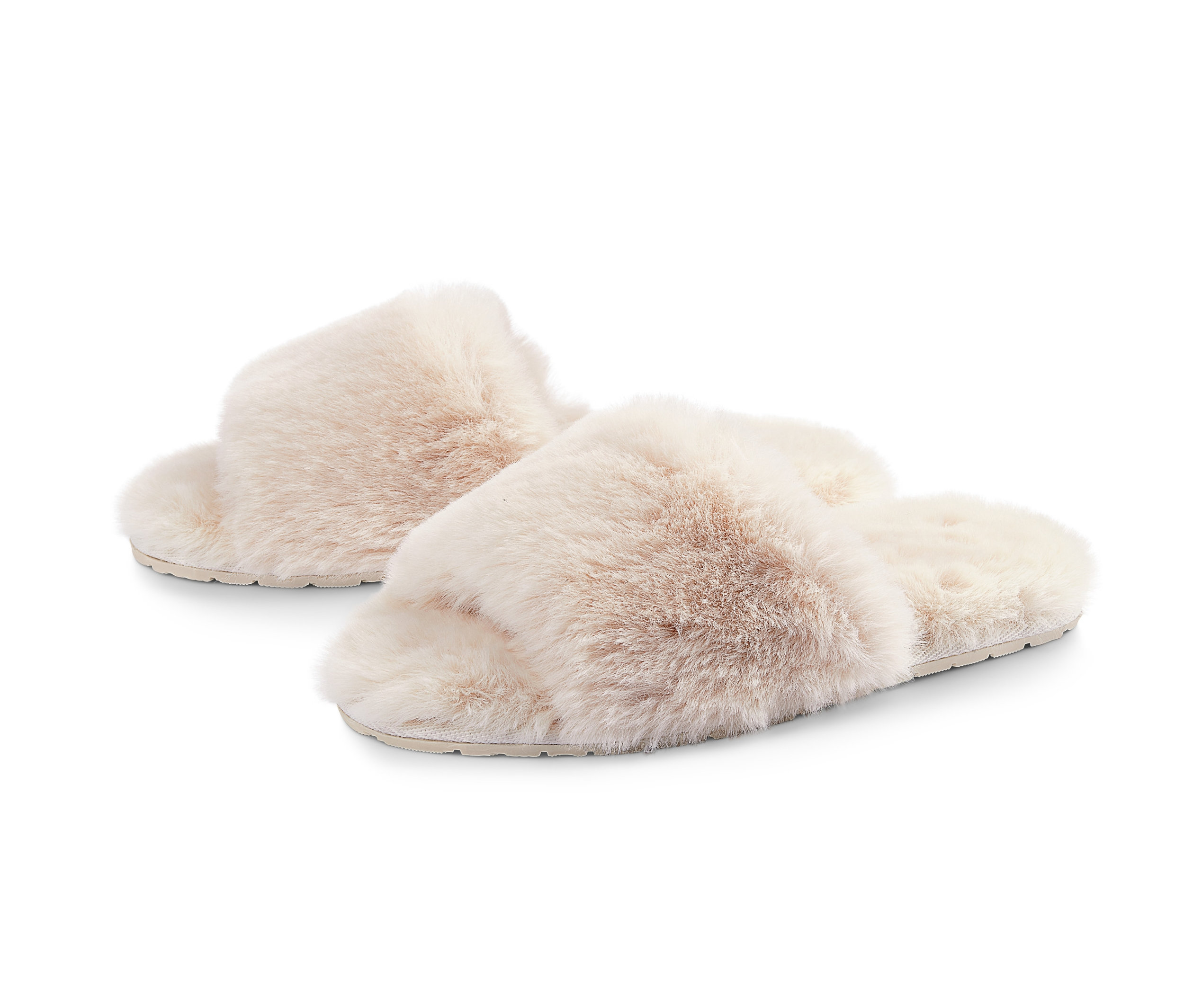 Dva krémové pantofle s umělou kožešinou na bílém pozadí.