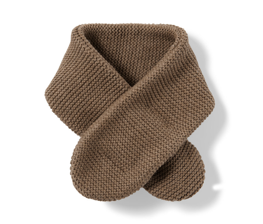 Hnědá pletená šála.