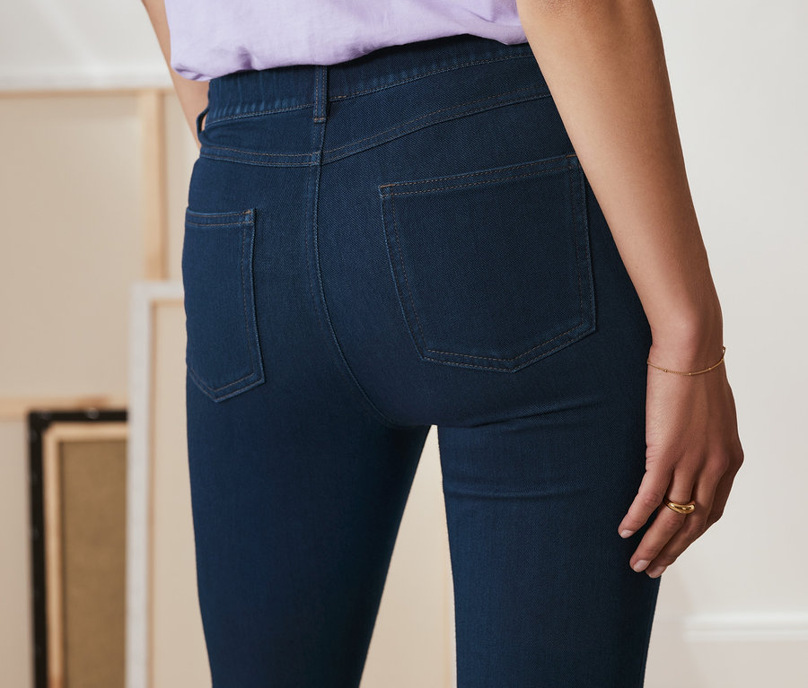 Detail dámských denimových džegín středně modré barvy.