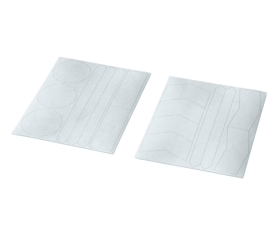 Dva archy reflexních samolepek, 16 ks celkem, s různými tvary.