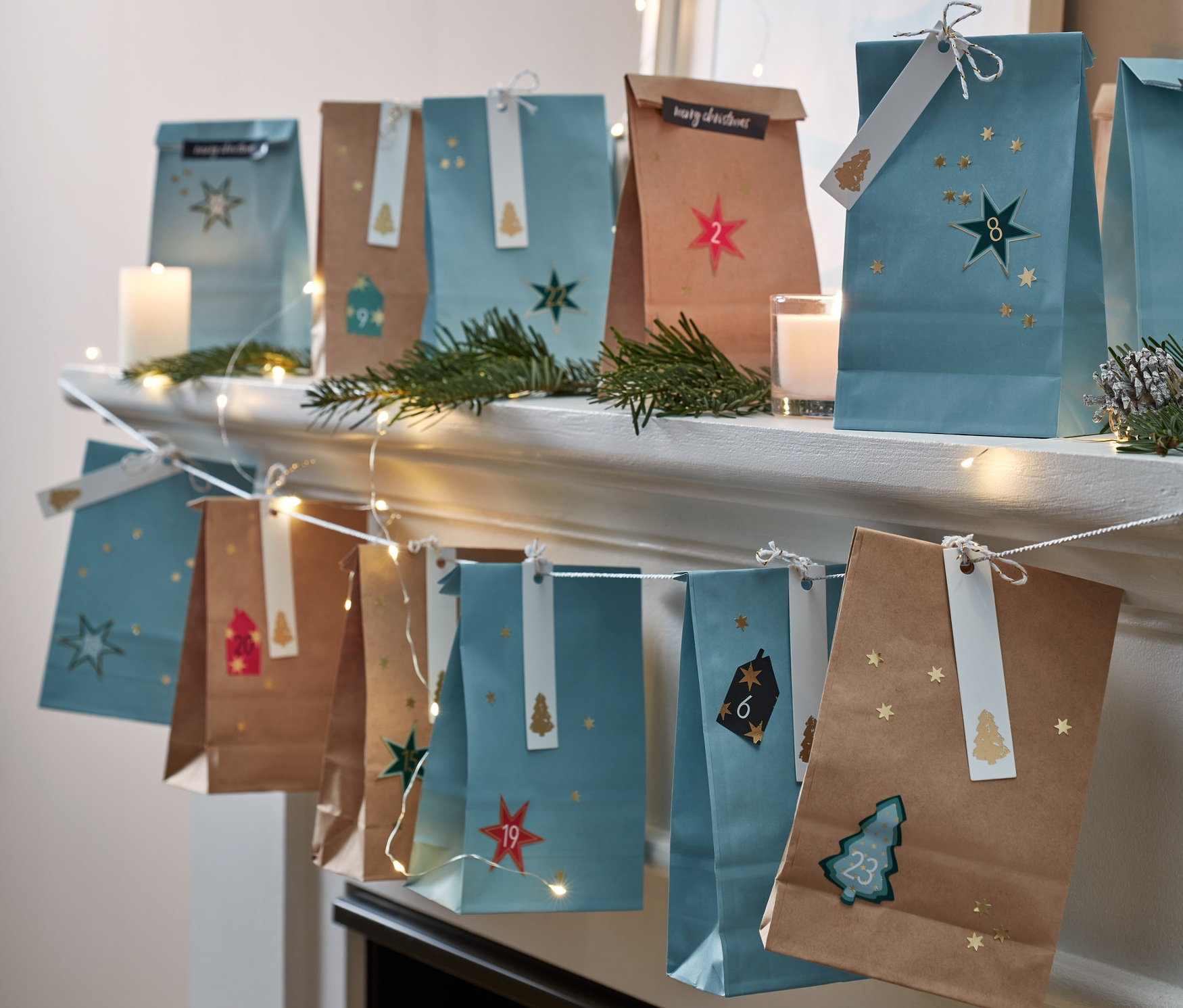 Sada dárkových sáčků Adventní kalendář visí nad krbem.