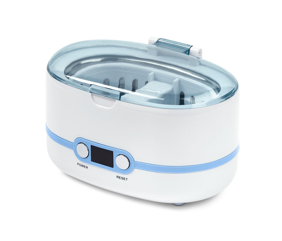 Bílý ultrazvukový čistič s modrým lemem a průhledným víkem.