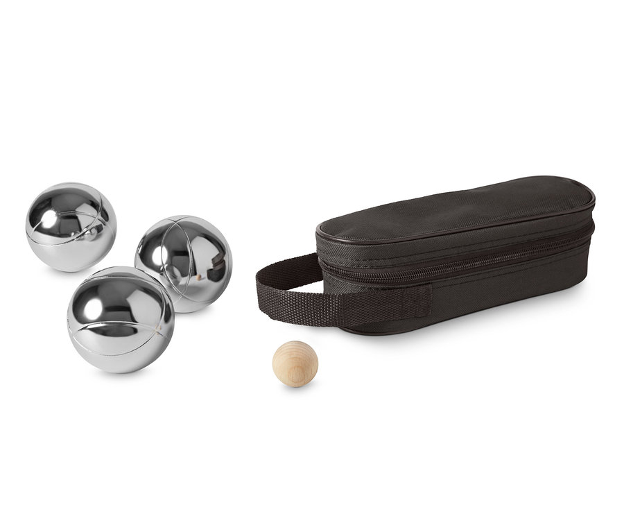 Tři stříbrné koule a jedna malá dřevěná koule vedle pouzdra s rukojetí. Sada na pétanque.