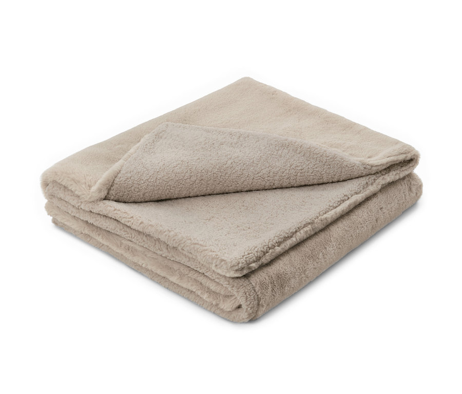 Složená měkoučká deka z umělé kožešiny.