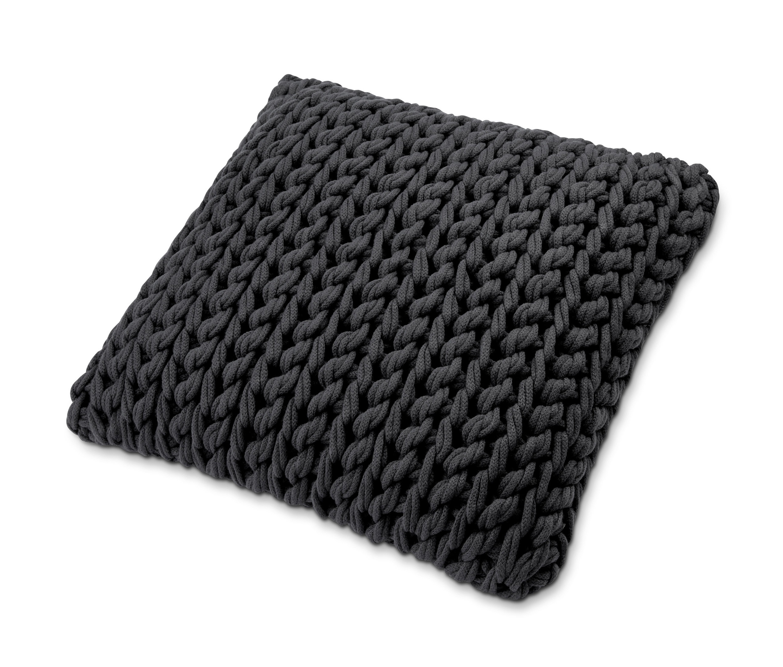 Detail pohledu na pletený šedý povlak na polštářek.