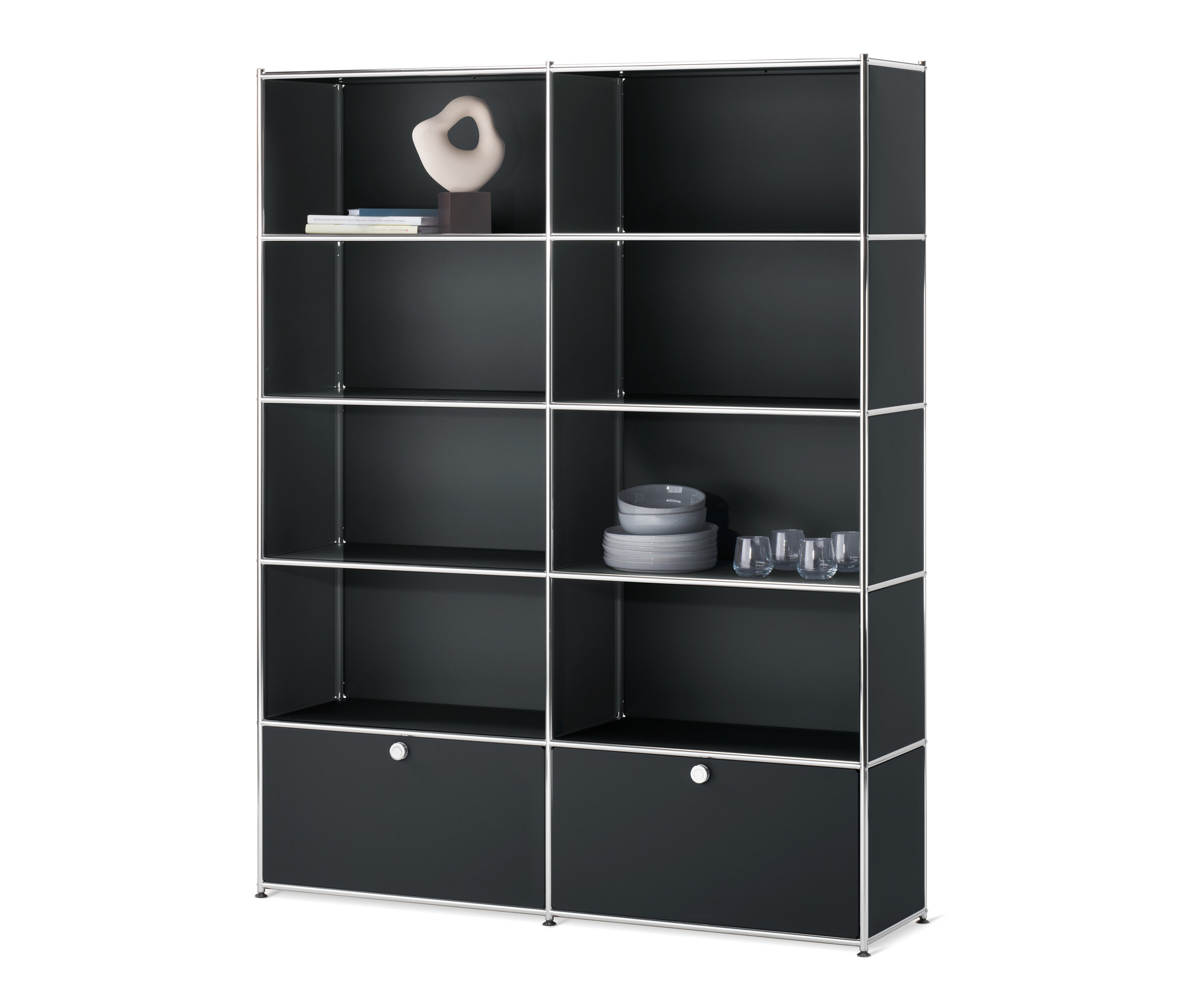 Černý regál CN3 se 2 výklopnými dvířky. V otevřených policích jsou dekorace a nádobí.