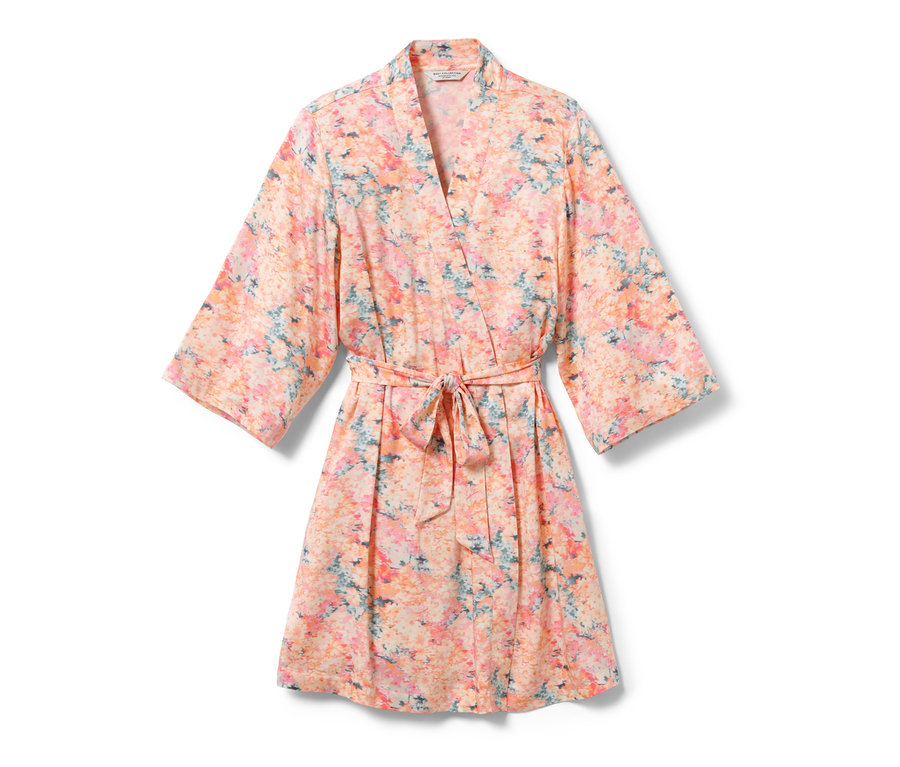 Květovaný župan s páskem.