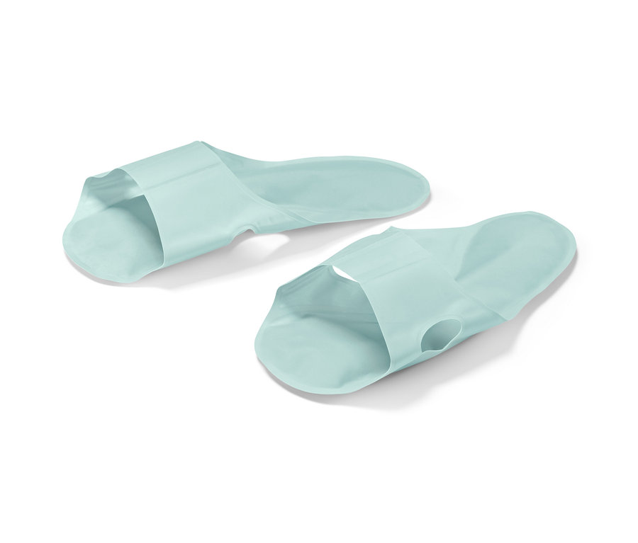 Dva světle modré relaxační podrážky na bílém pozadí.