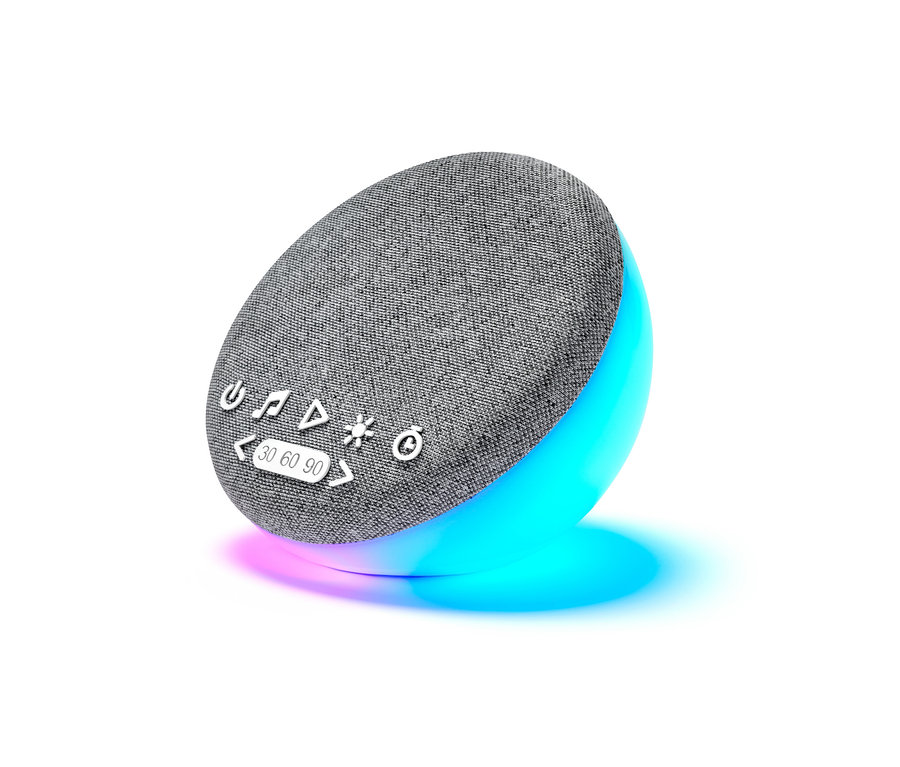 Šedá pomůcka pro usínání s reproduktorem a přírodními zvuky na bílém pozadí.