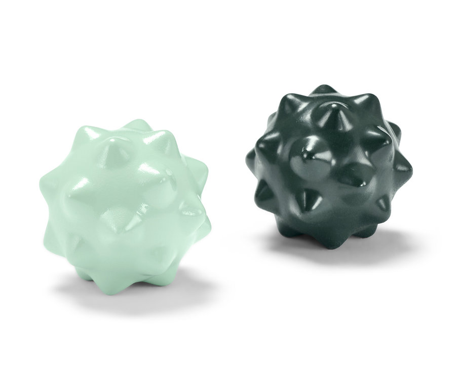 Dvě kuličky čchi-kung na procvičování prstů, jedna světle zelená a druhá tmavě zelená.