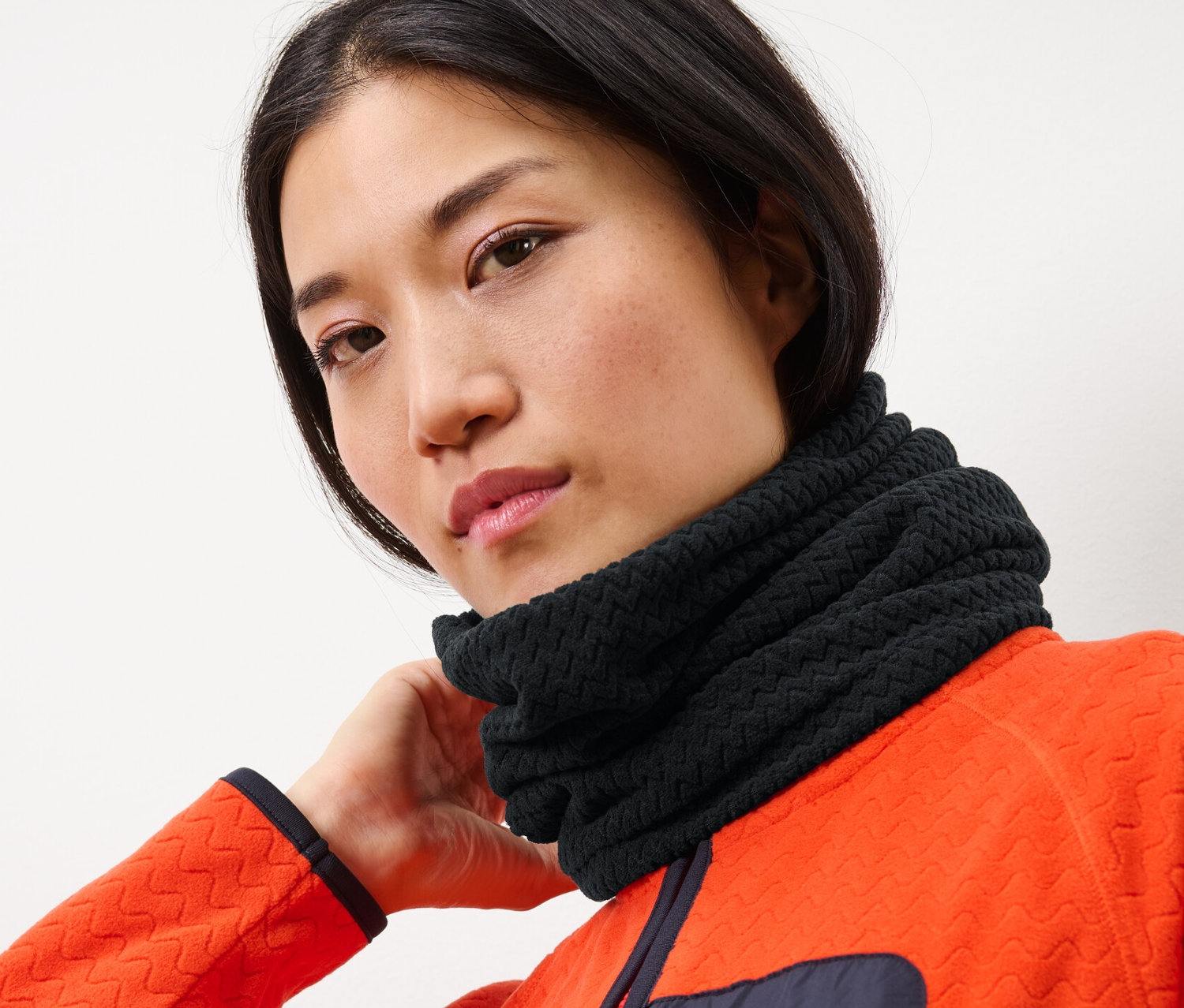 Žena nosí fleecový límec.