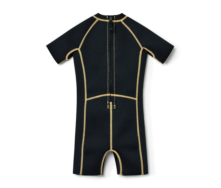 Černý dětský neoprenový oblek s krátkými rukávy a zlatým prošíváním.