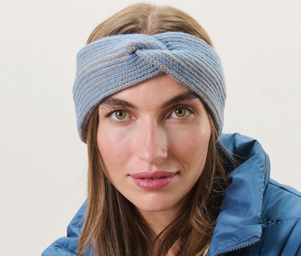 Žena má na sobě pletenou čelenku.