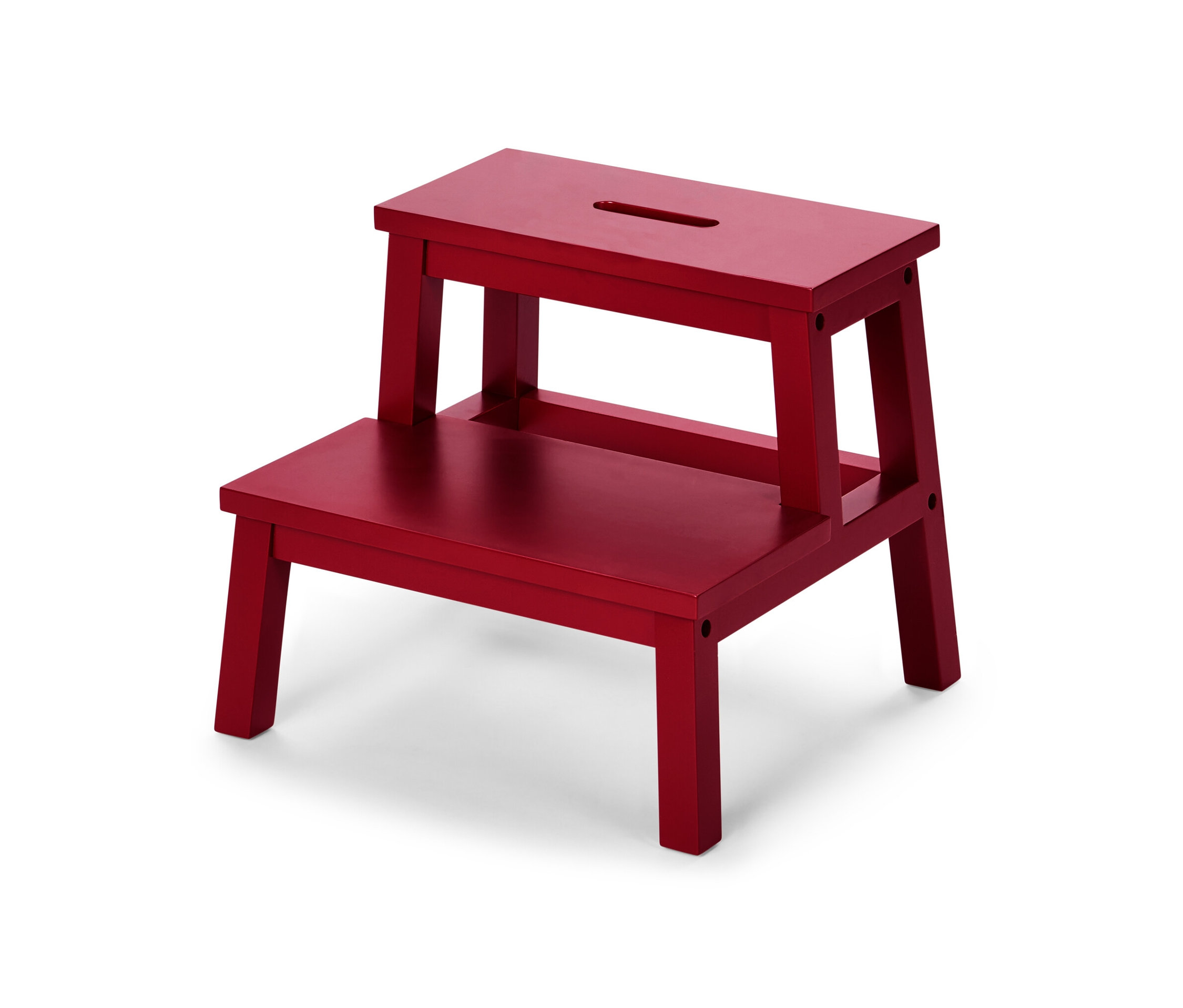 Červená dřevěná stolička se dvěma schůdky na bílém pozadí.
