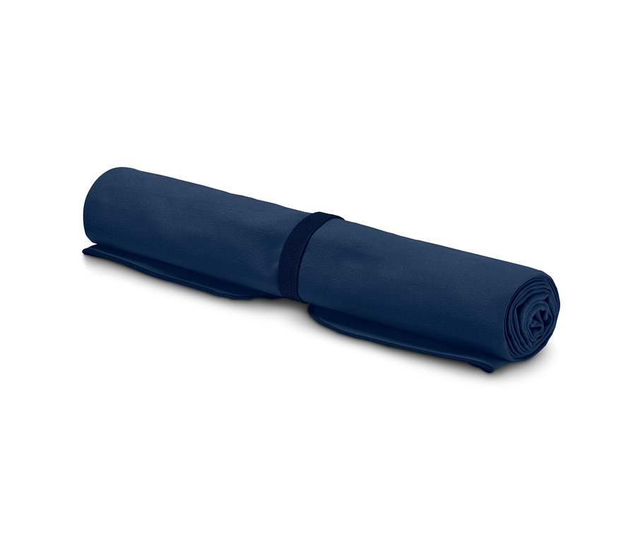 Srolovaný outdoorový ručník, cca 50 x 100 cm, zajištěný páskem.