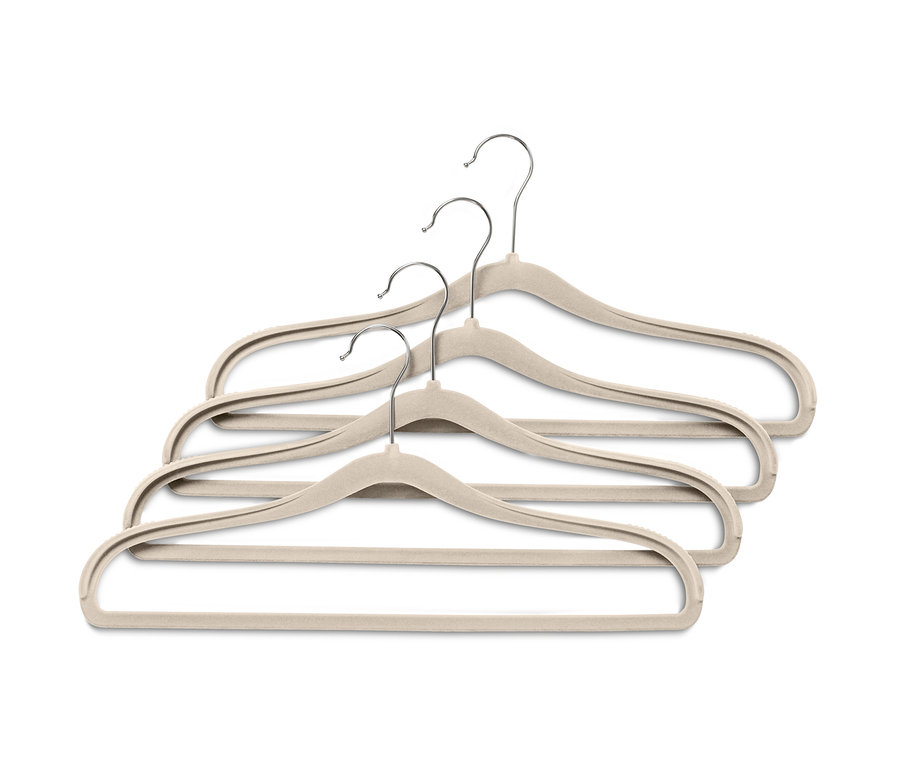 Čtyři béžová ramínka na šaty s výztuží v oblasti ramen.