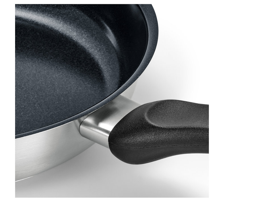 Detailní záběr na pánev z ušlechtilé oceli s kvalitní keramickou povrchovou úpravou a černou rukojetí.