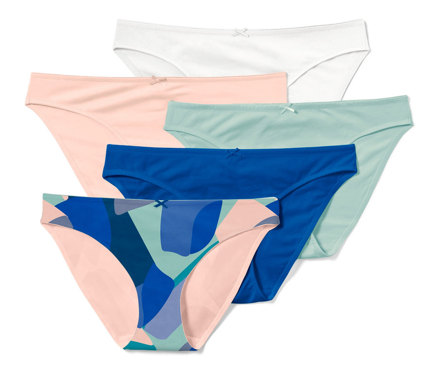 Pětice kalhotek různých barev.