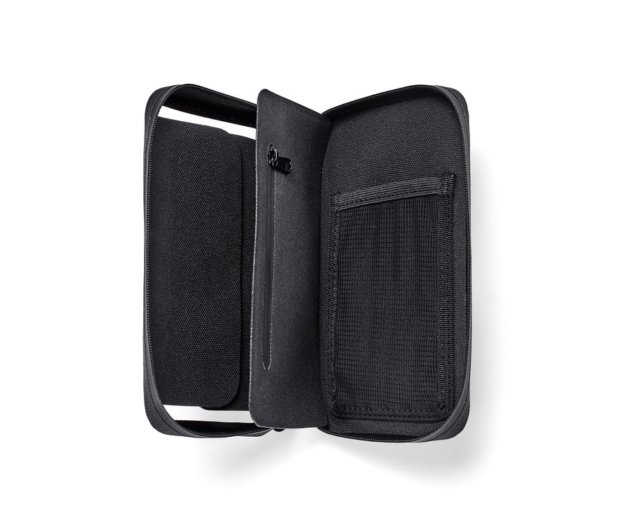 Otevřené černé pouzdro na smartphone 2 v 1 s kapsami a zipy.