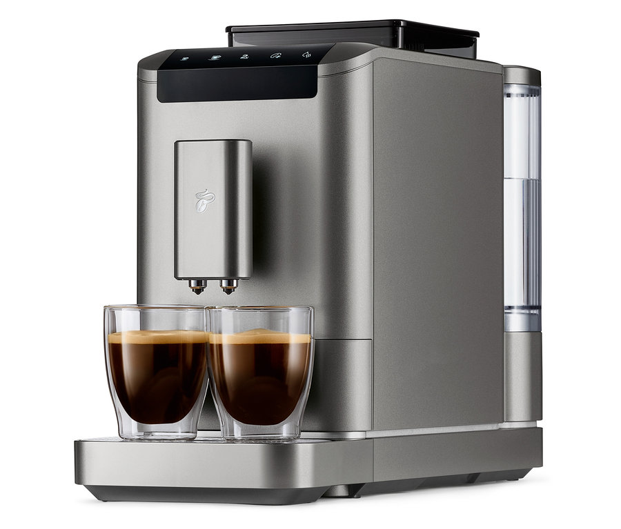 Titanově stříbrný plnoautomatický kávovar »Esperto2 Caffè« s dvěma sklenicemi naplněnými kávou.