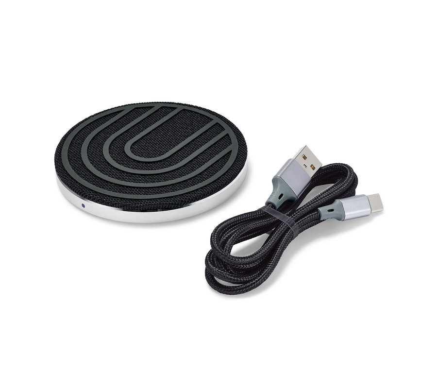 Černá bezdrátová nabíjecí stanice vedle černého kabelu.