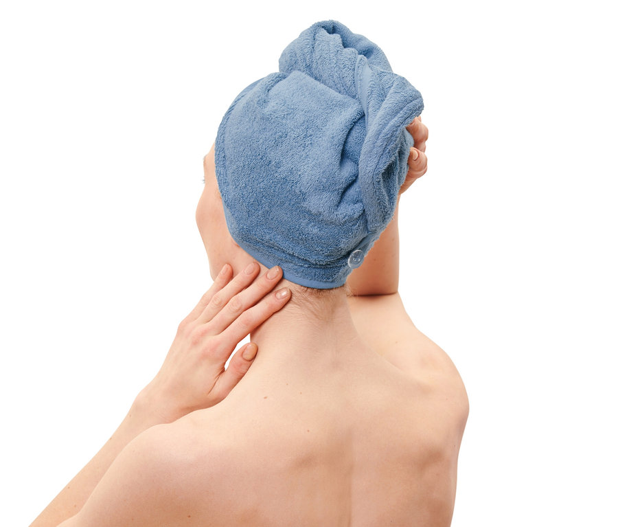 Žena se ručníkovým turbanem na hlavě.