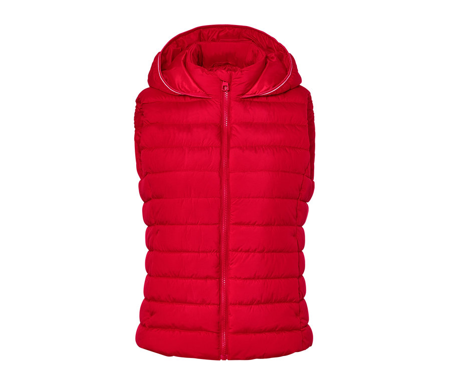 Červená prošívaná vesta s kapucí na bílém pozadí.