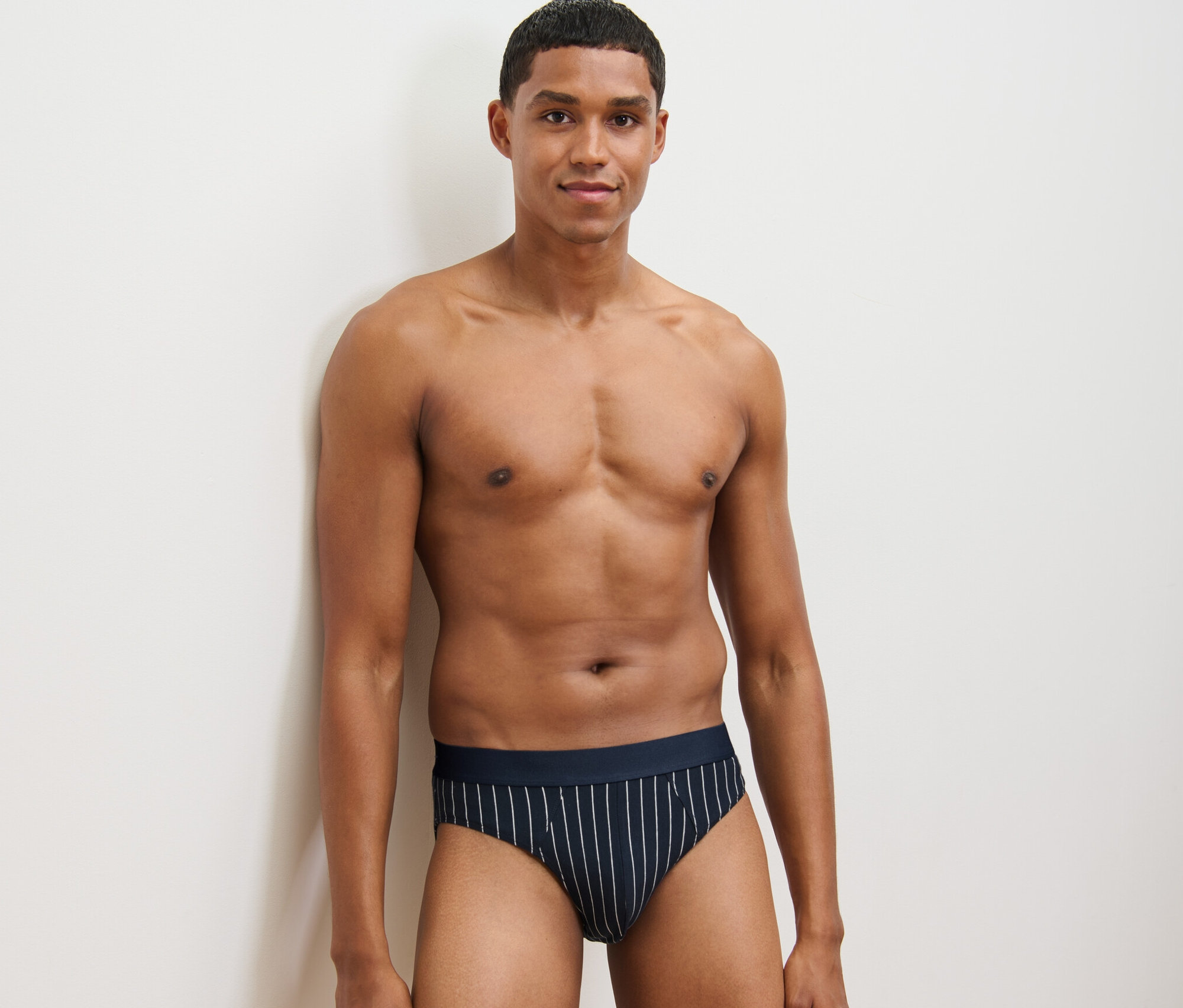 Muž pózuje v proužkovaných slipech, 4 ks.