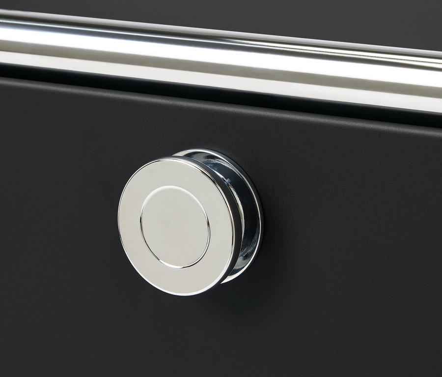 Detail kovové komody »CN3« s jednou zásuvkou, výklopnými dvířky a obvodovou ohrádkou.