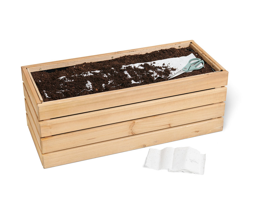 Dřevěný květináč s hlínou, květinovým kobercem a nůžkami. Květinový koberec Včelí louka je v květináči.