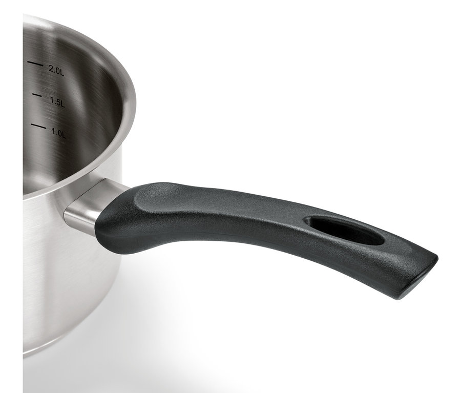 Detail nerezového hrnce se stupnicí a černou rukojetí.