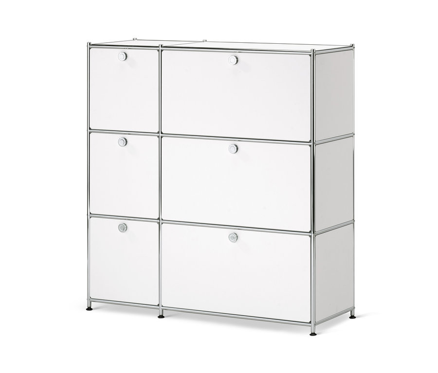 Bílá komoda CN3 se šesti výklopnými dvířky.