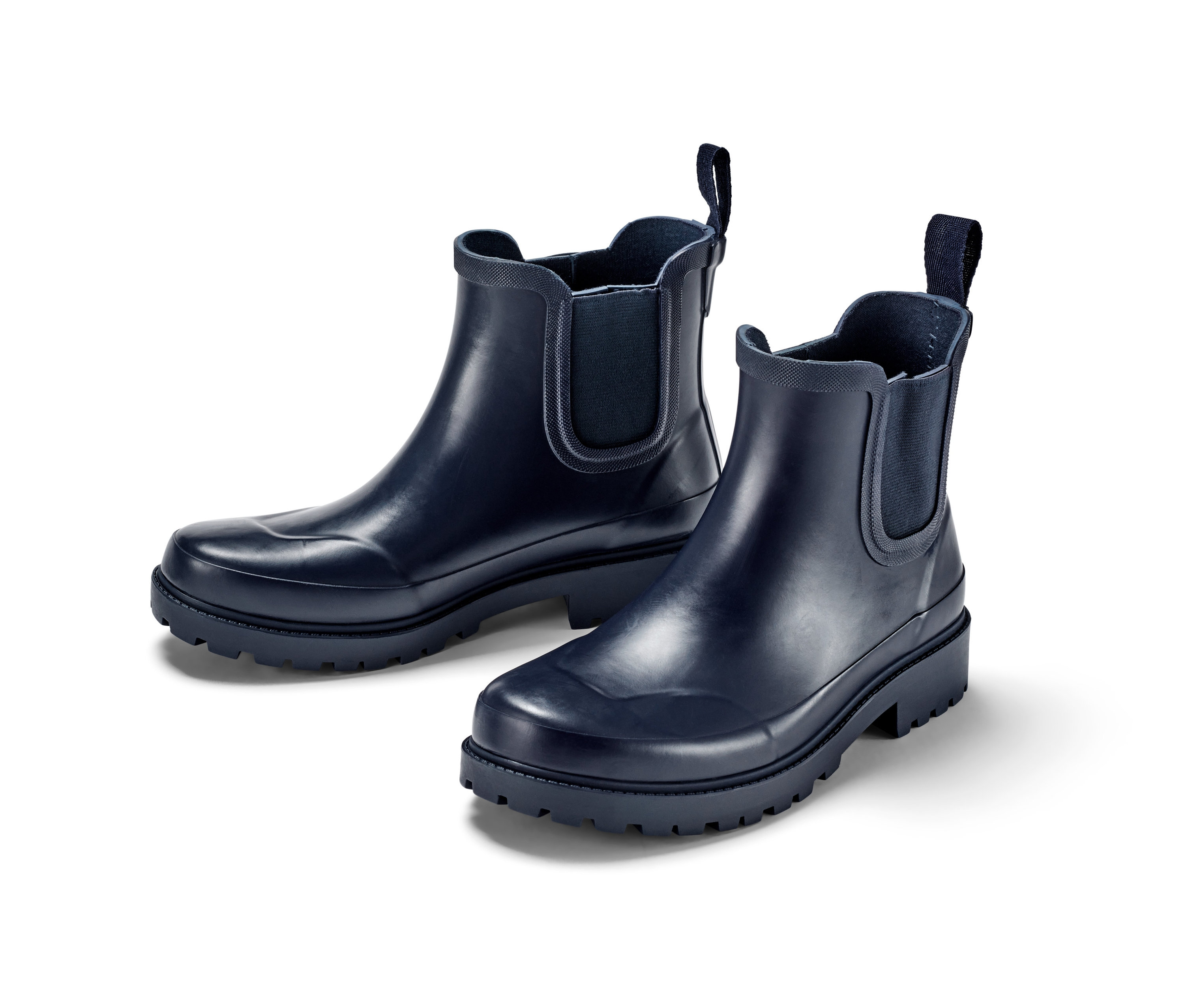 Dvě nízké holínky na bílém pozadí.