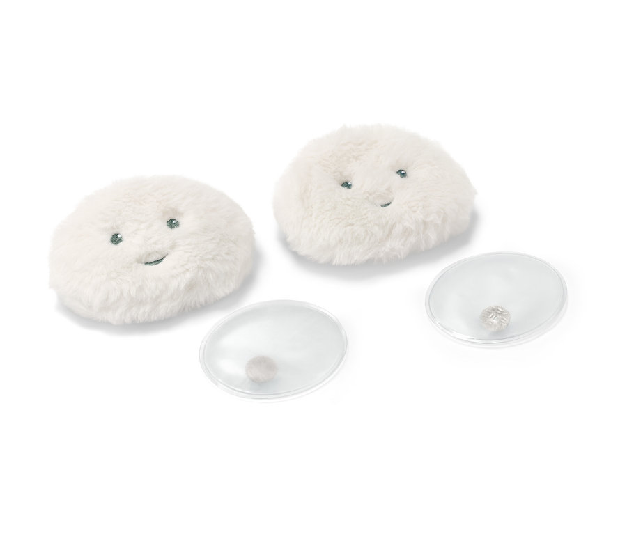 Dva hřejivé polštářky do kapsy a dvě průhledné ohřívací podložky na bílém pozadí.